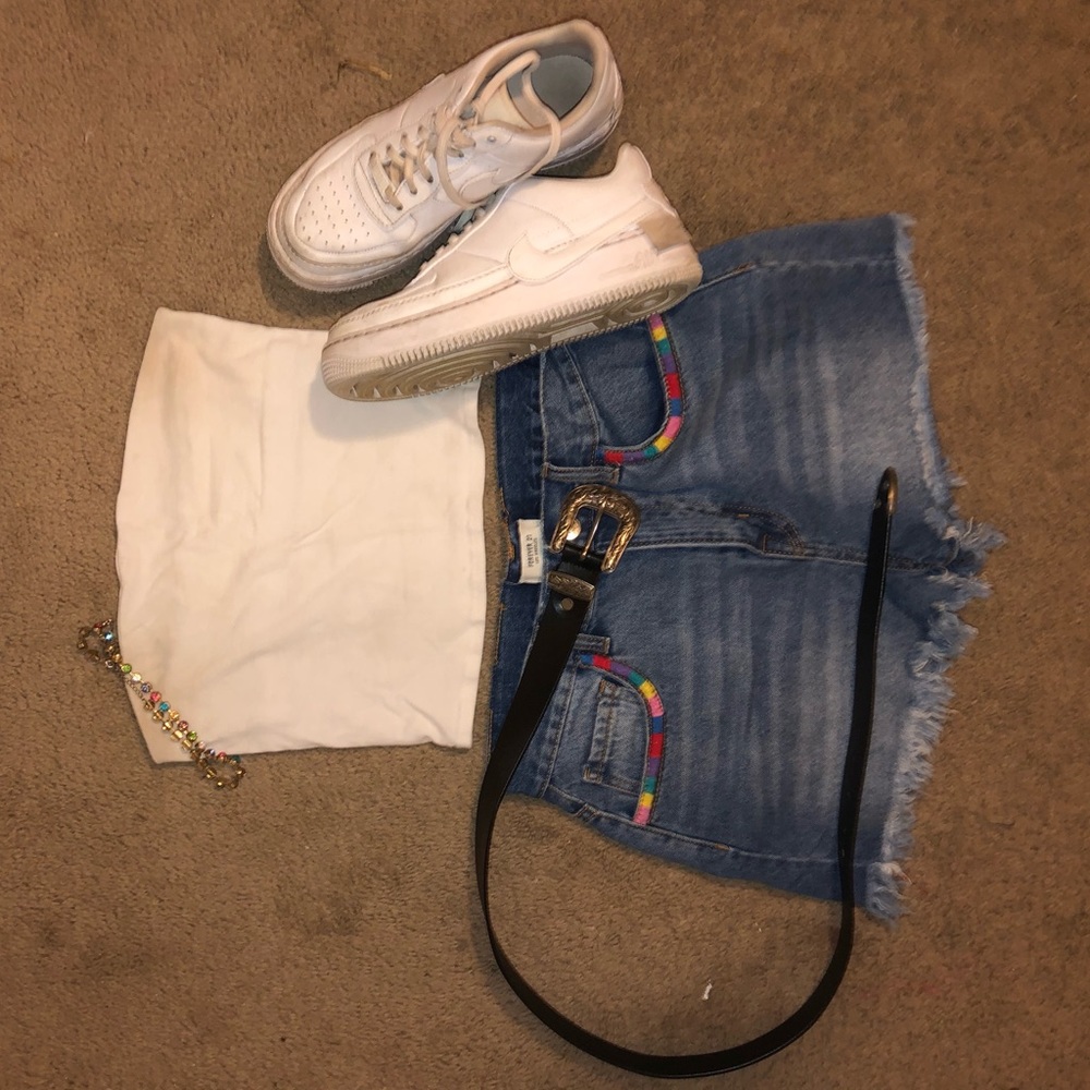 High-Waisted Shorts with Color Detail
